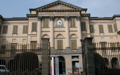 Aula di pittura dell'Accademia Carrara con cavalletti e opere degli studenti