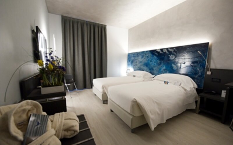 Camera DesArt dell'Arli Hotel con arredi di design