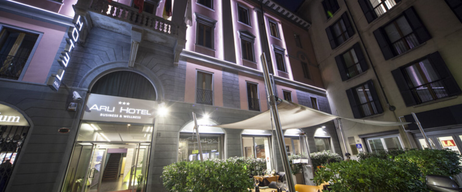 Arli Hotel Business Wellness Bergamo, esterna notturna in Largo Porta Nuova