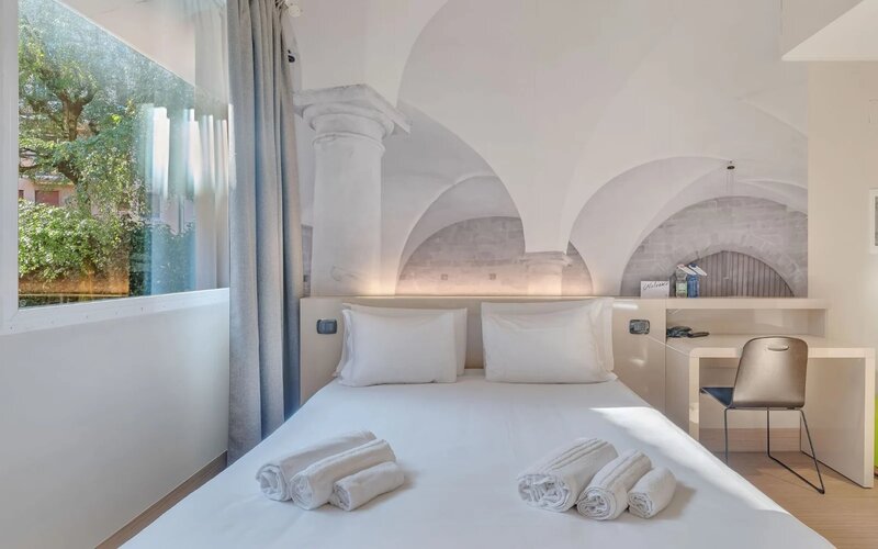 B&B Hotel Bergamo City, facciata moderna a 300 metri dalla Stazione FS