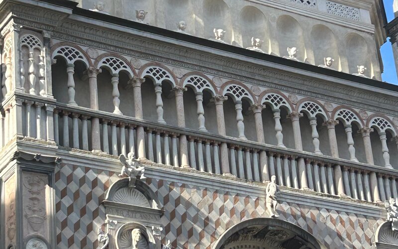 Balcone dell'appartamento con vista sulle Orobie e Mura Venete