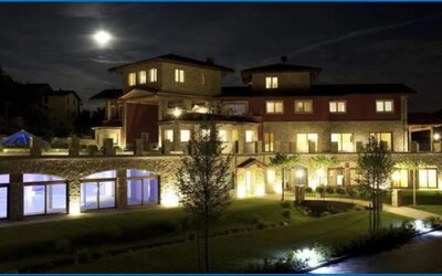 Piscina esterna immersa nel parco dell'hotel