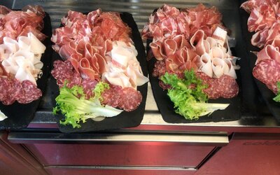 Piatto di pesce mediterraneo con verdure di stagione