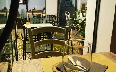 Dolce della casa servito al tavolo