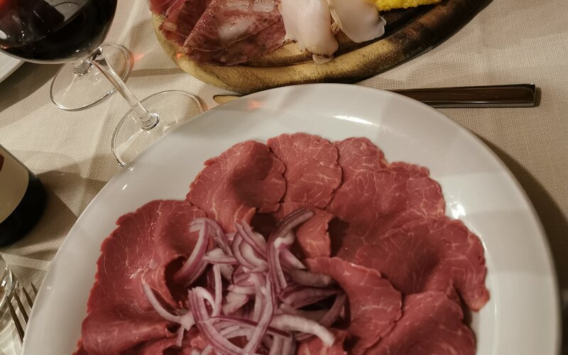 Sala interna della Trattoria La Colombina con tavoli apparecchiati