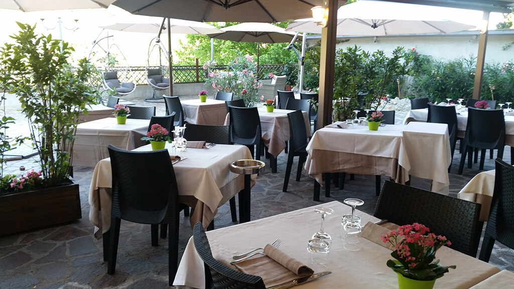 Ristorante Da Ivan, sala elegante con vista panoramica sulle colline di Almenno