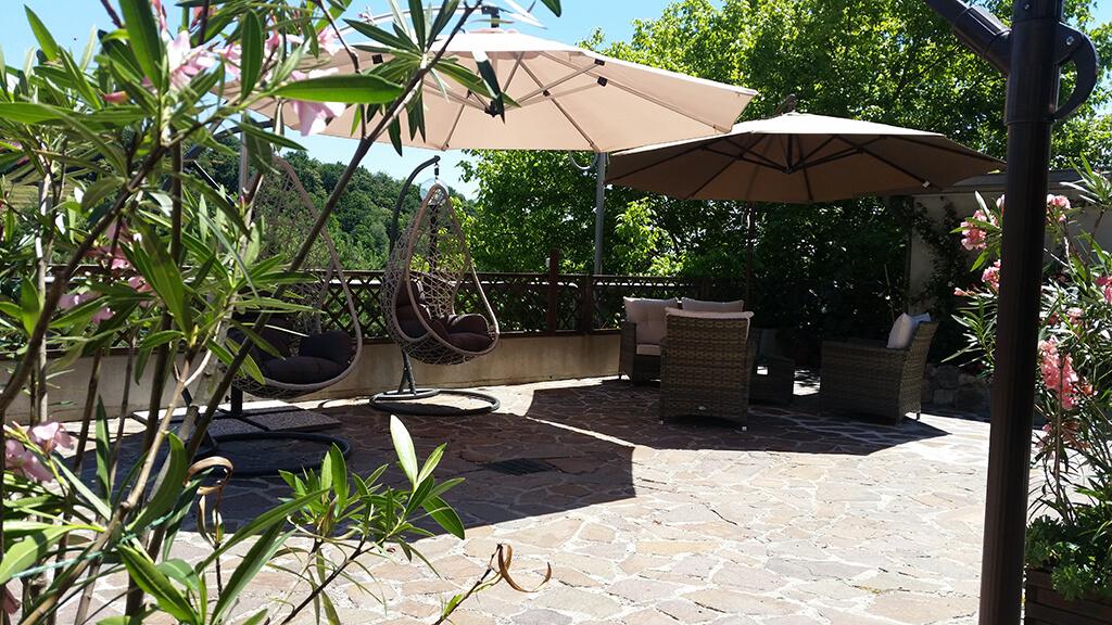 Pizza artigianale appena sfornata dal forno a legna