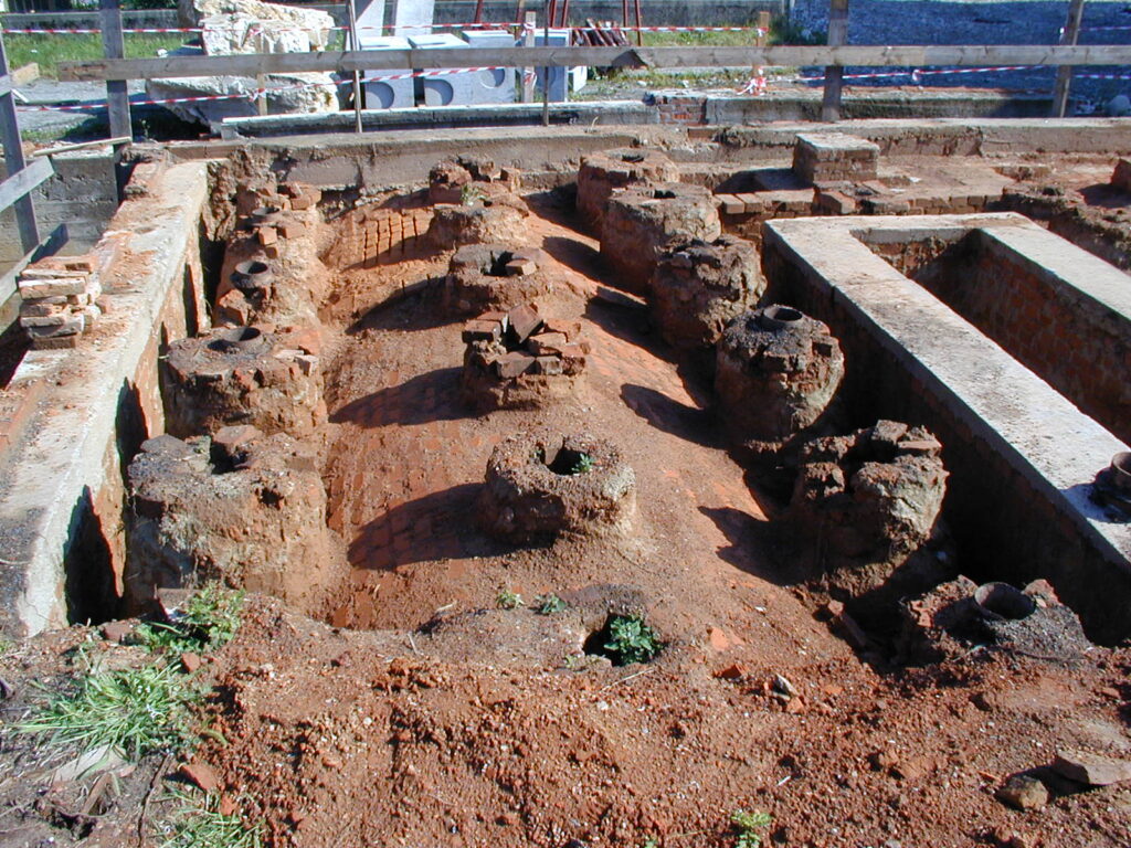 Le aperture ad arco del forno per l'inserimento dei mattoni crudi