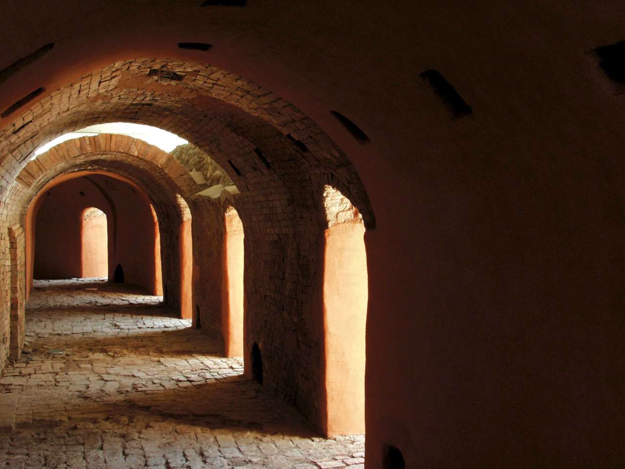 La ciminiera originale della fornace e il restauro architettonico contemporaneo