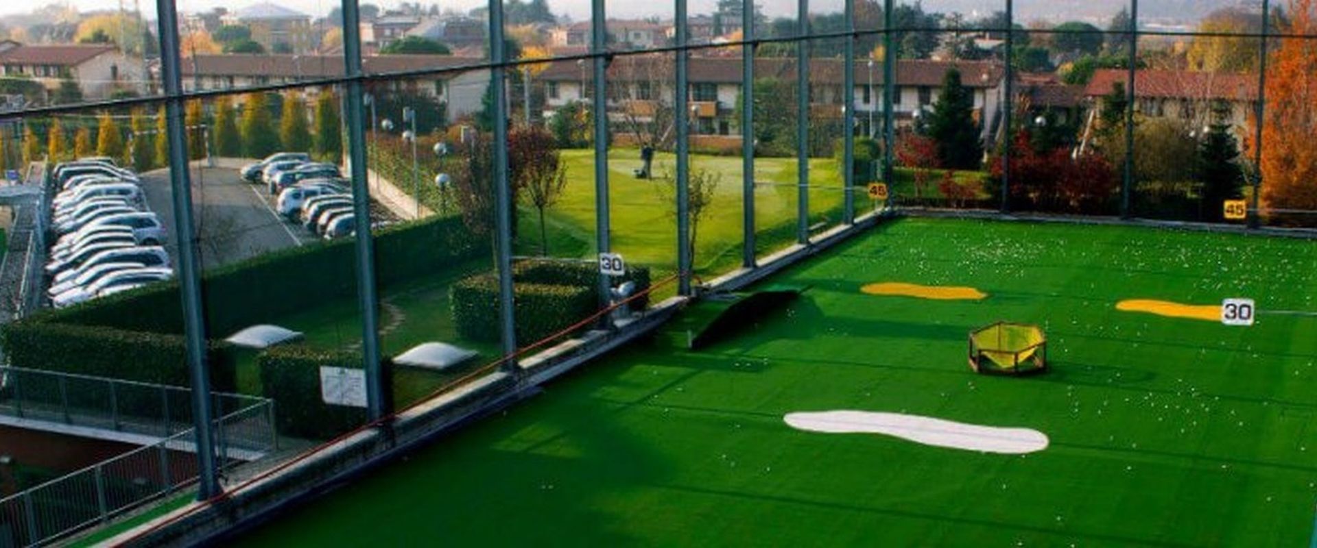 Campo pratica di golf coperto e riscaldato a Mozzo con postazioni e radar