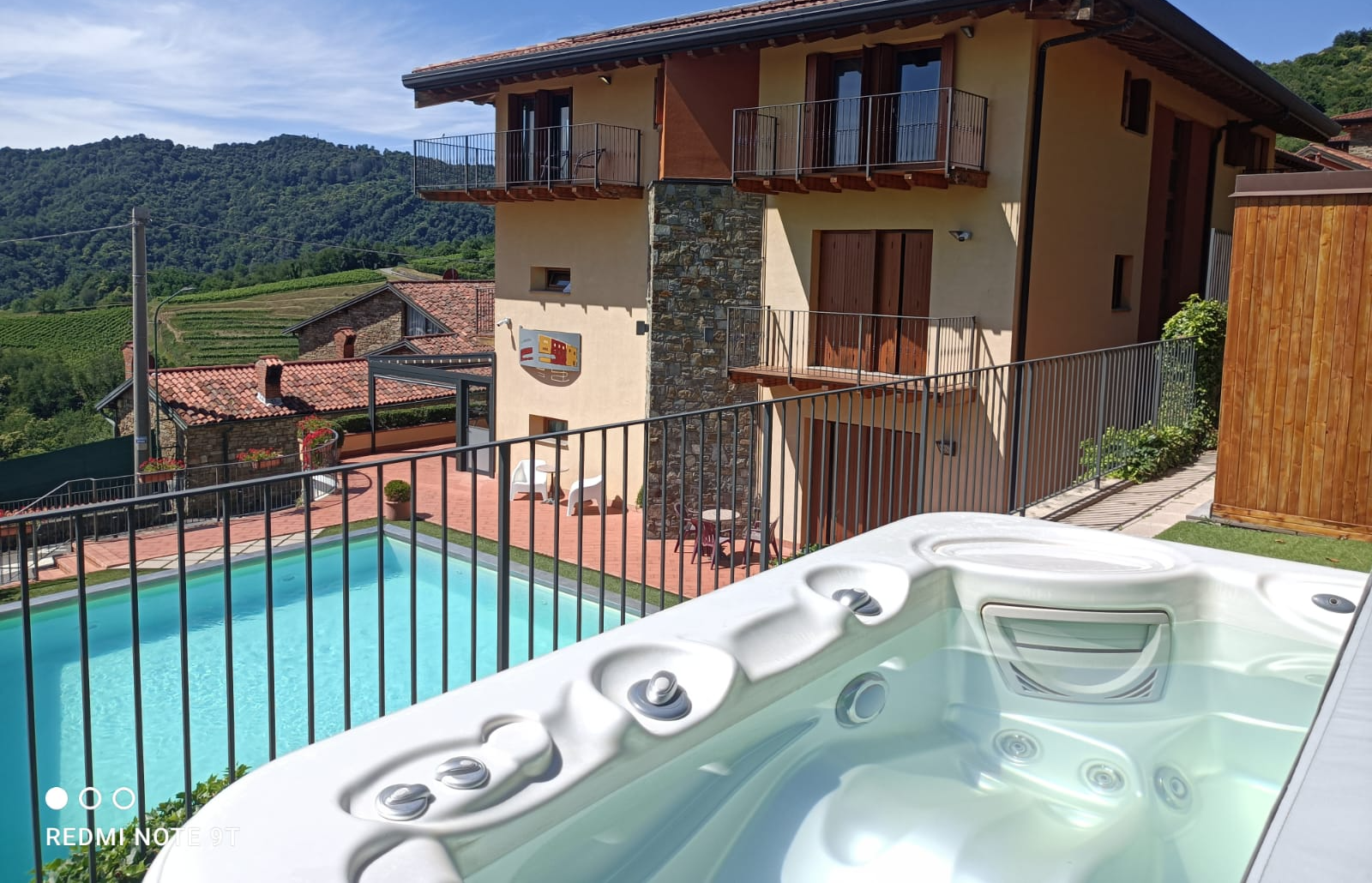 Residence La Marina a Pontida, piscina esterna ad acqua salata ionizzata