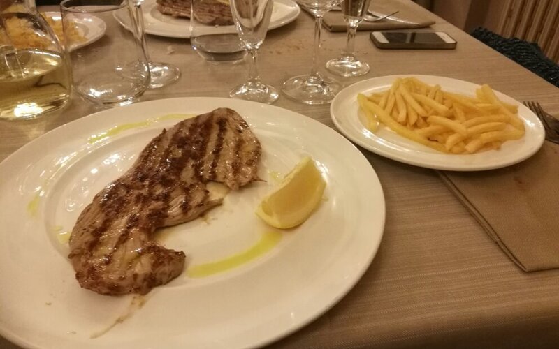 Sala interna del Ristorante La Quarenga con tavoli apparecchiati