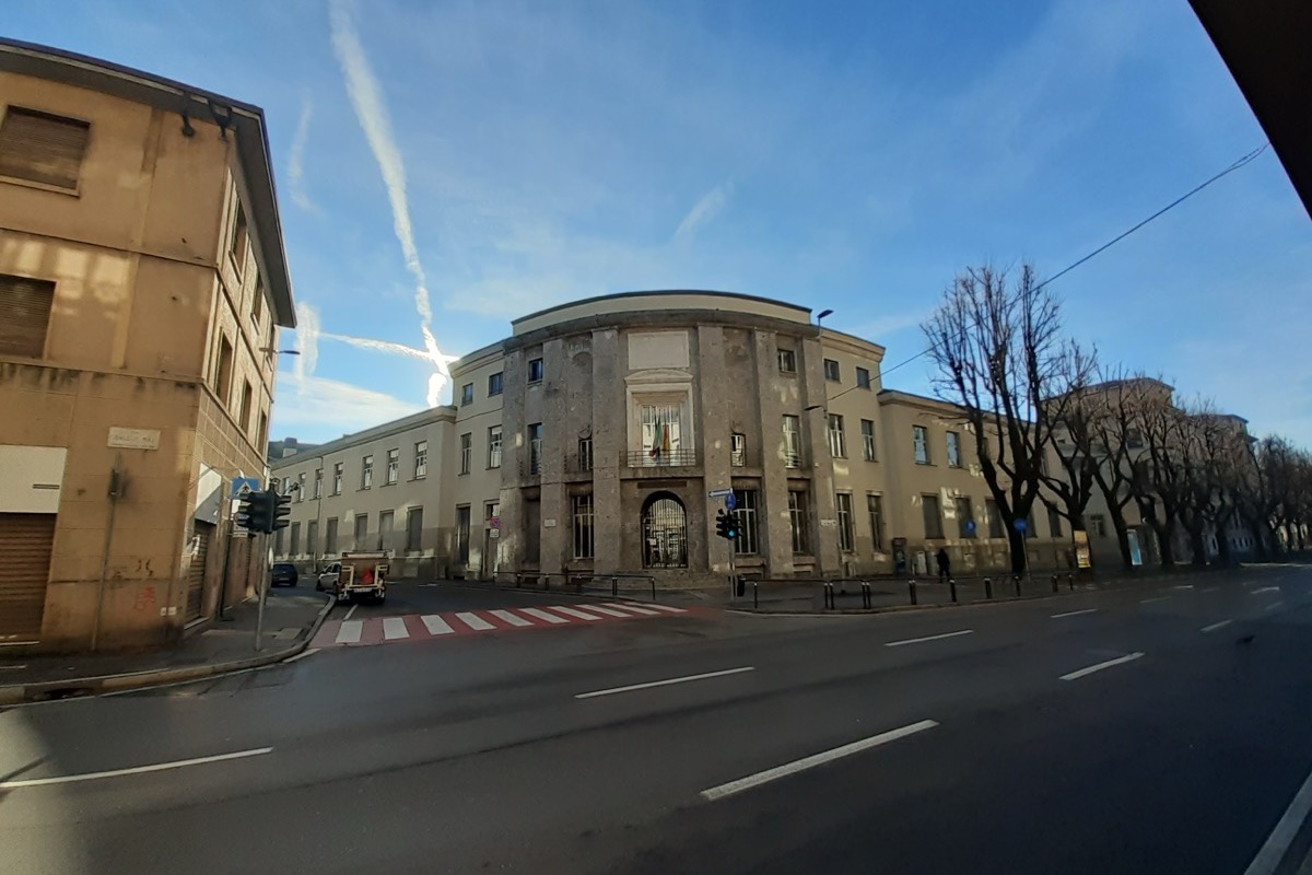 Edificio moderno del Lussana adiacente alla stazione delle autolinee