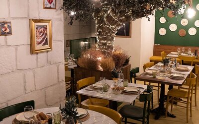 Sala interna del Mannarino Bergamo con tavoli industriali