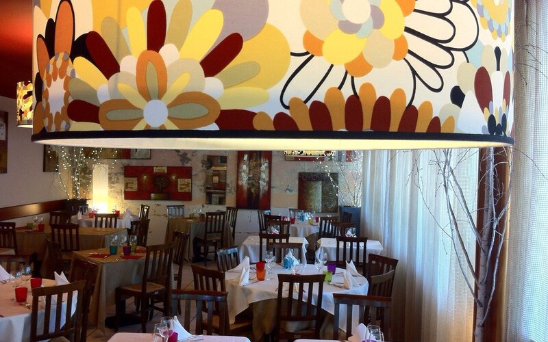 Lampadario e ambiente interno dell'Osteria di Via Marconi