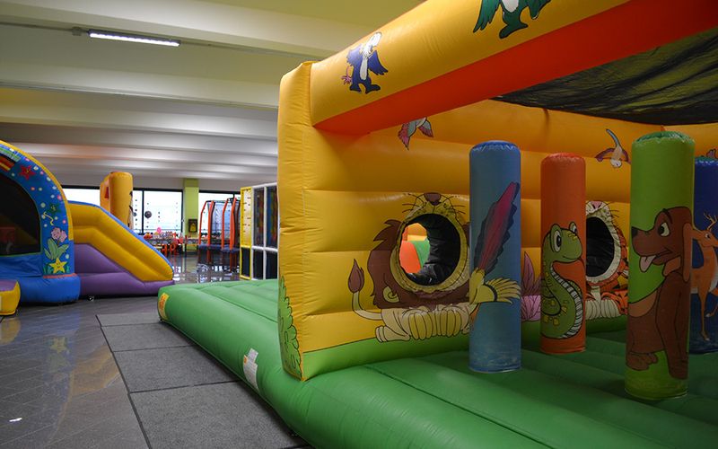 Strutture gioco e scivoli al coperto per bambini
