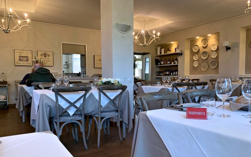 Sala interna del Ristorante Palanca con tavoli apparecchiati