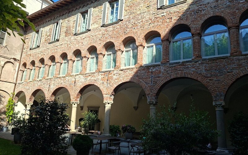 Palazzo Santo Spirito Bergamo, facciata del convento celestino del 1309 in Via Tasso