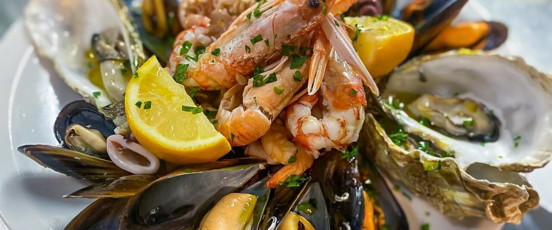 Ristorante Pasta & Basta Bergamo, sala interna con pasta fresca in vetrina