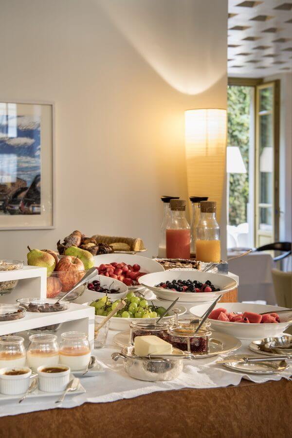 Cortile interno con colazione servita all'aperto