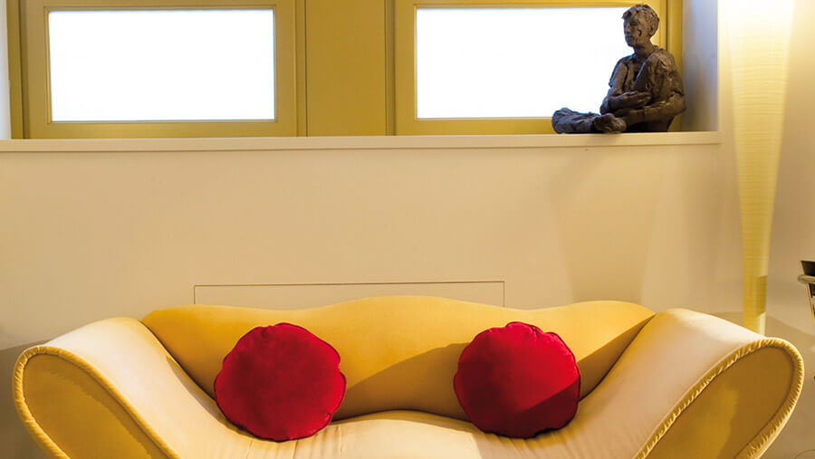 Salotto comune con arredi Bauhaus e arte anni Cinquanta