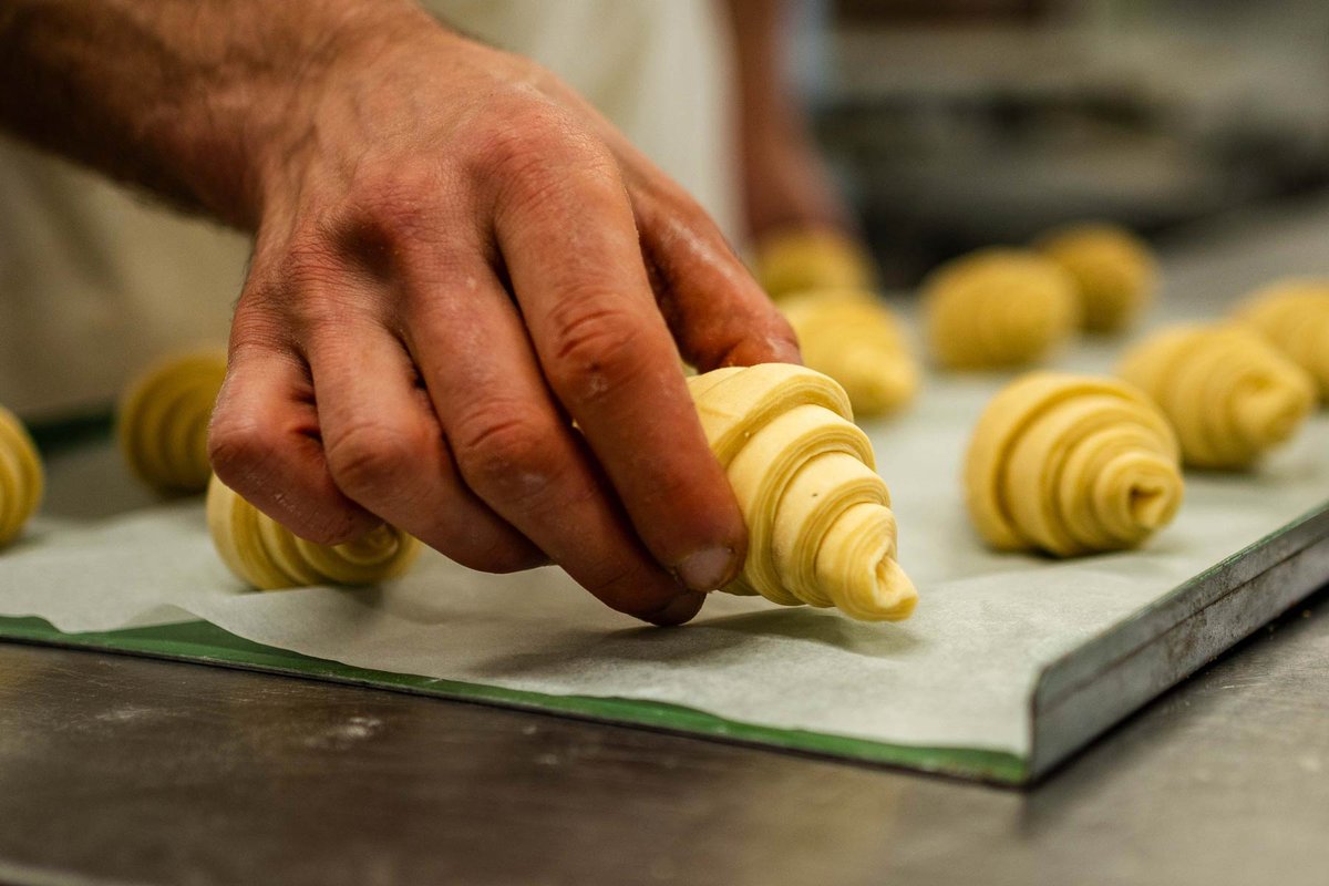 Banco della Pasticceria Pina con pani e dolci freschi