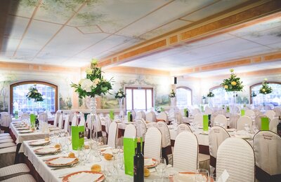 Ristorante Roncola, sala interna nel centro del paese con vista sulle Prealpi