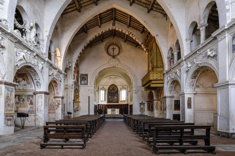Facciata della Chiesa di San Nicola con il campanile cinquecentesco tra i vigneti