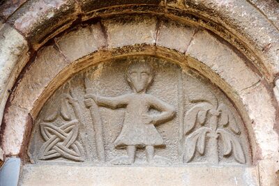 Capitelli romanici scolpiti con figure bibliche e motivi vegetali