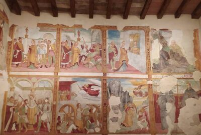 Interno della chiesa con il vano rettangolare e gli affreschi sulle pareti