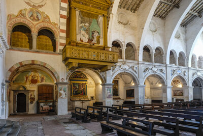 La Crocifissione e le Nozze mistiche di Santa Caterina sull'arco del presbiterio