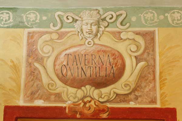 Taverna Quintilia, tavoli esterni su Piazza Santa Croce a Tivoli