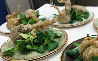 Sciatt valtellinesi serviti caldi con insalata