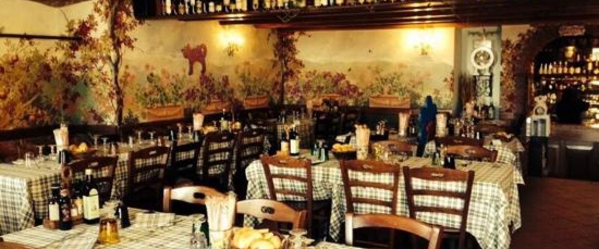 Trattoria Parietti a Bergamo, sala storica con tavoli apparecchiati e atmosfera tradizionale