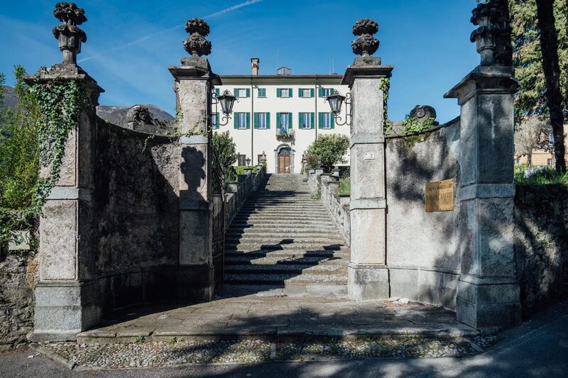 Facciata neoclassica di Villa Camozzi con colonnato e giardino