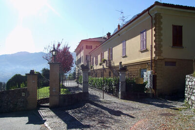 Scalone monumentale interno con decorazioni a stucco