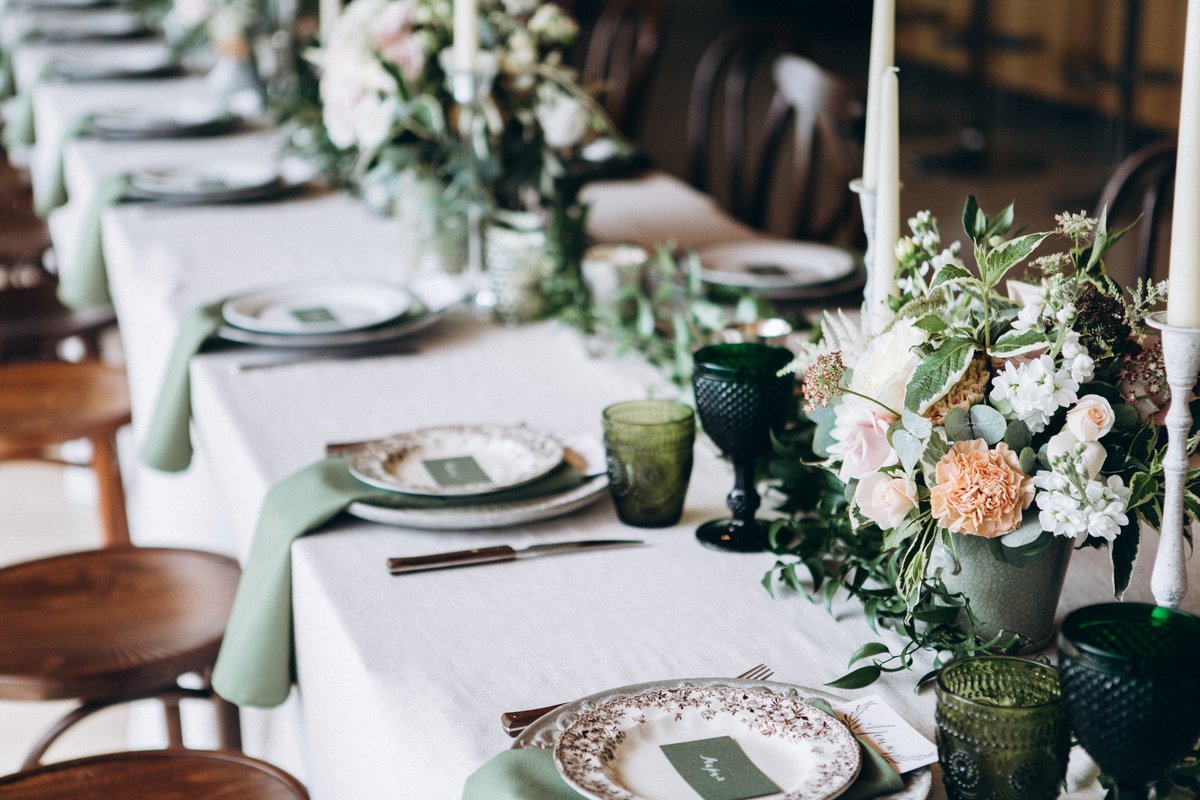 Sala buffet con allestimento per matrimonio