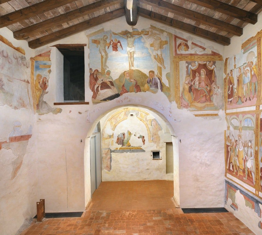 Chiesa di Santa Caterina, parete di fondo con l’arco che immette nel presbiterio