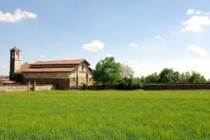 Chiesa di San Giorgio, esterno: il contrasto tra la muratura in arenaria e quella in pietra calcarea (biancastra)