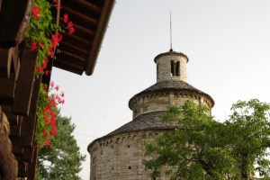 Chiesa di San Tomè, suggestiva veduta esterna dalla corte (prospetto sud)