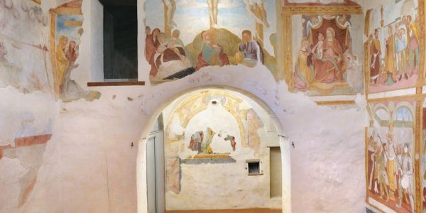 Chiesa di Santa Caterina, parete di fondo con l’arco che immette nel presbiterio